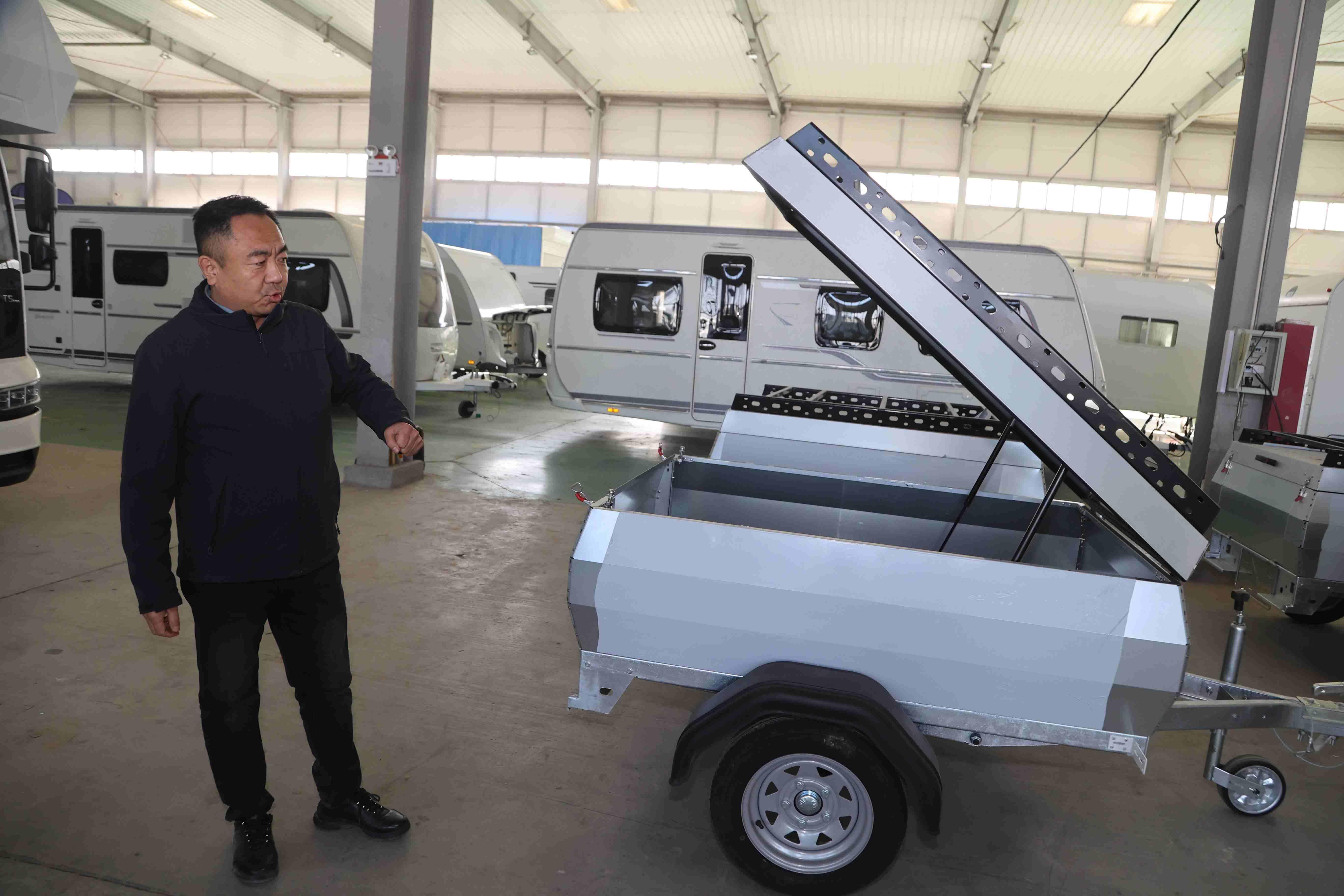根据市场需求精准生产的“拖挂露营车”。