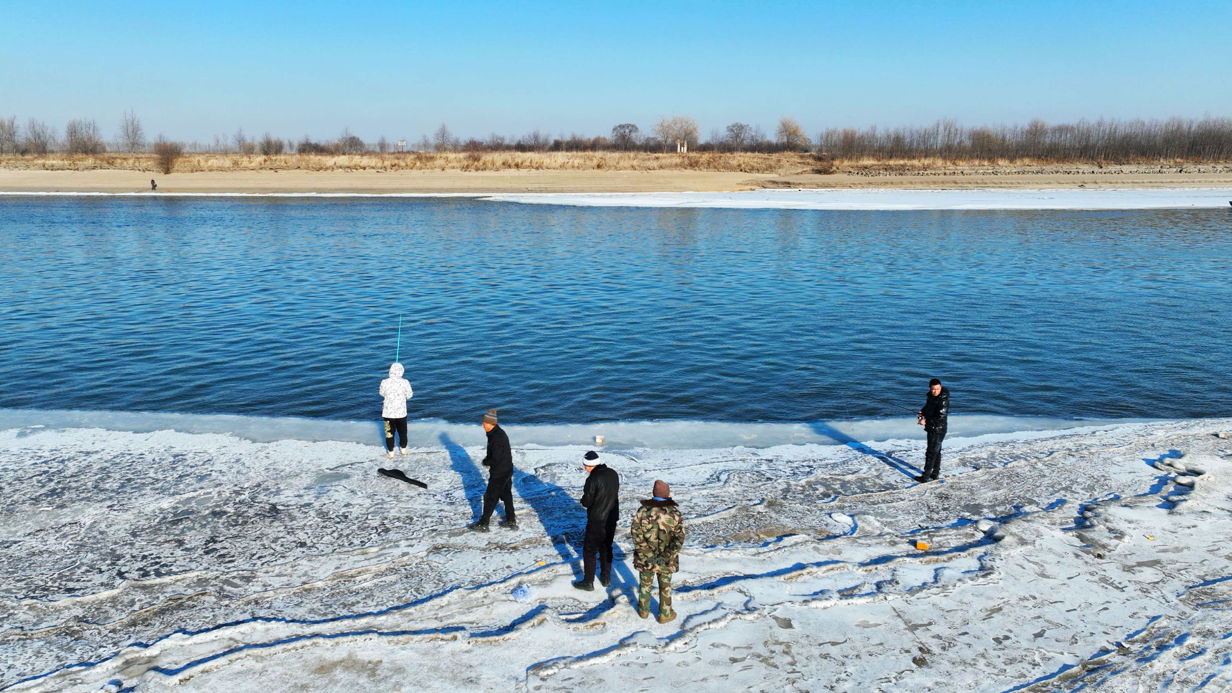 寒冬里的灵动景致！兰西南山景区呼兰河段现“活水瀑布”