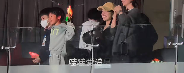 陈妍希开心大笑。