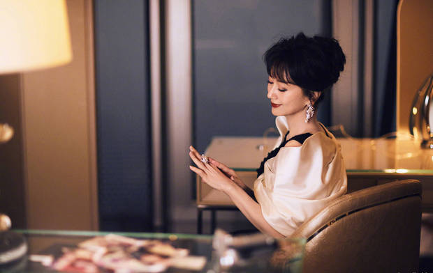 71岁赵雅芝出席时尚活动。