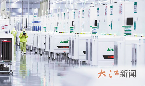 上饶经开区晶科能源“智慧大工厂”生产车间。