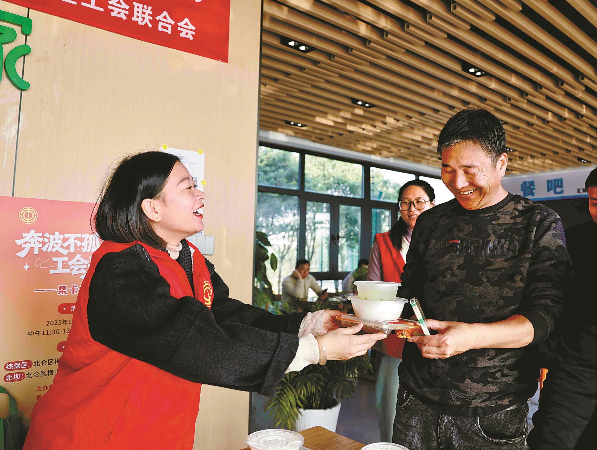 熱飯、熱水澡、公益理發……  “一小時”暖心服務 助集卡司機“煥新”出發