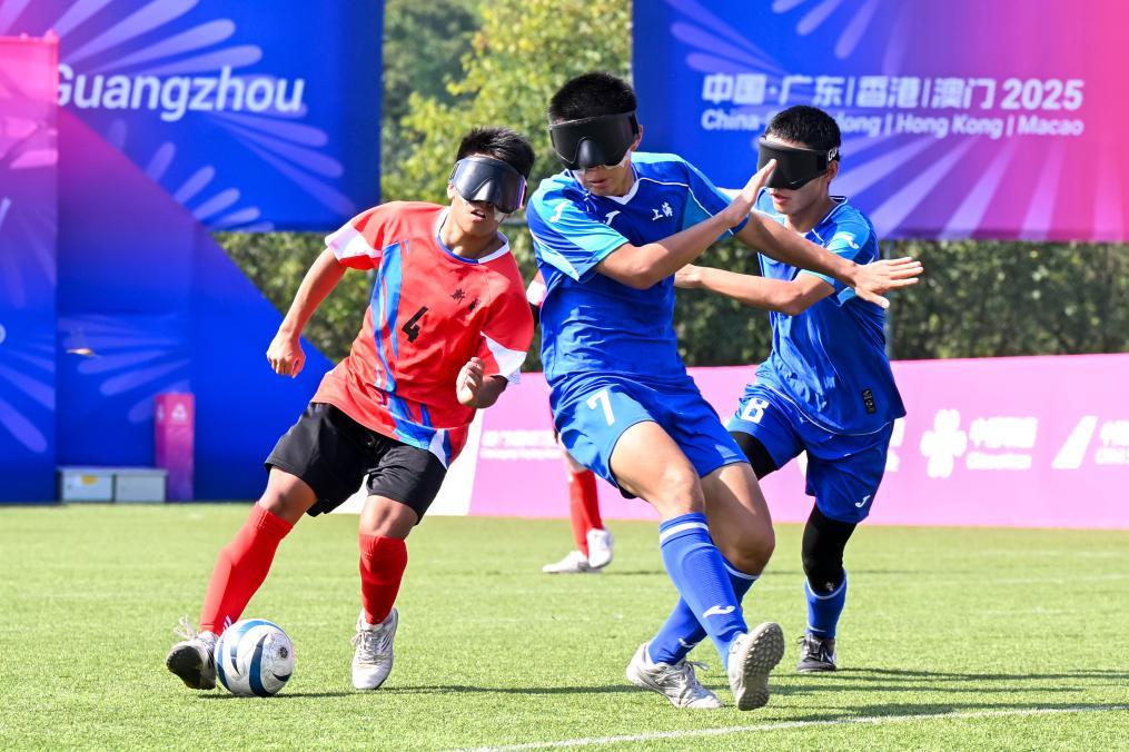 △12月8日，新疆队球员比拉力&middot;亚森（左）在比赛中带球突破。新华社记者陈浩明摄