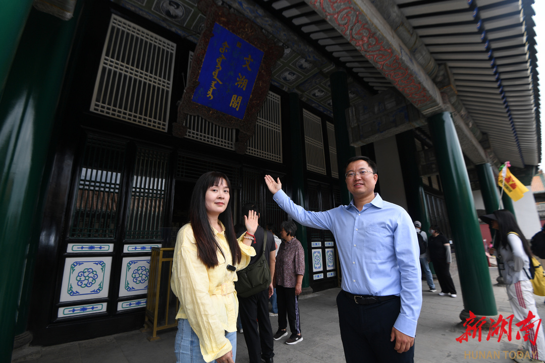 庄策(右)为湖南日报全媒体记者解联。