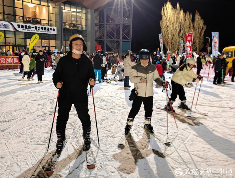 12月5日晚,丝绸之路山地度假区迎来了众多市民和游客。石榴云/新疆日报记者 李雄心摄