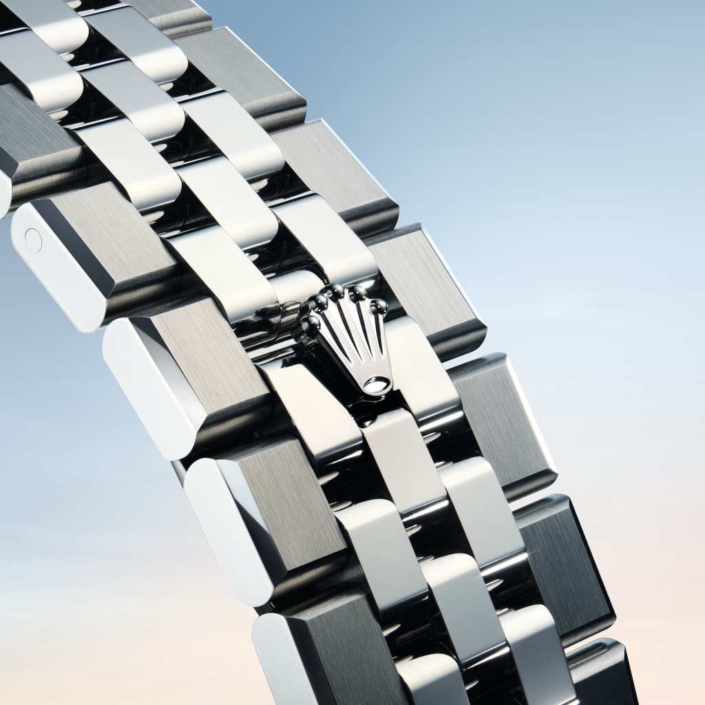 白色黄金钢款蚝式恒动陆使型40,搭配纤薄纪念型表带与皇冠带扣。©Rolex/Florian Joye