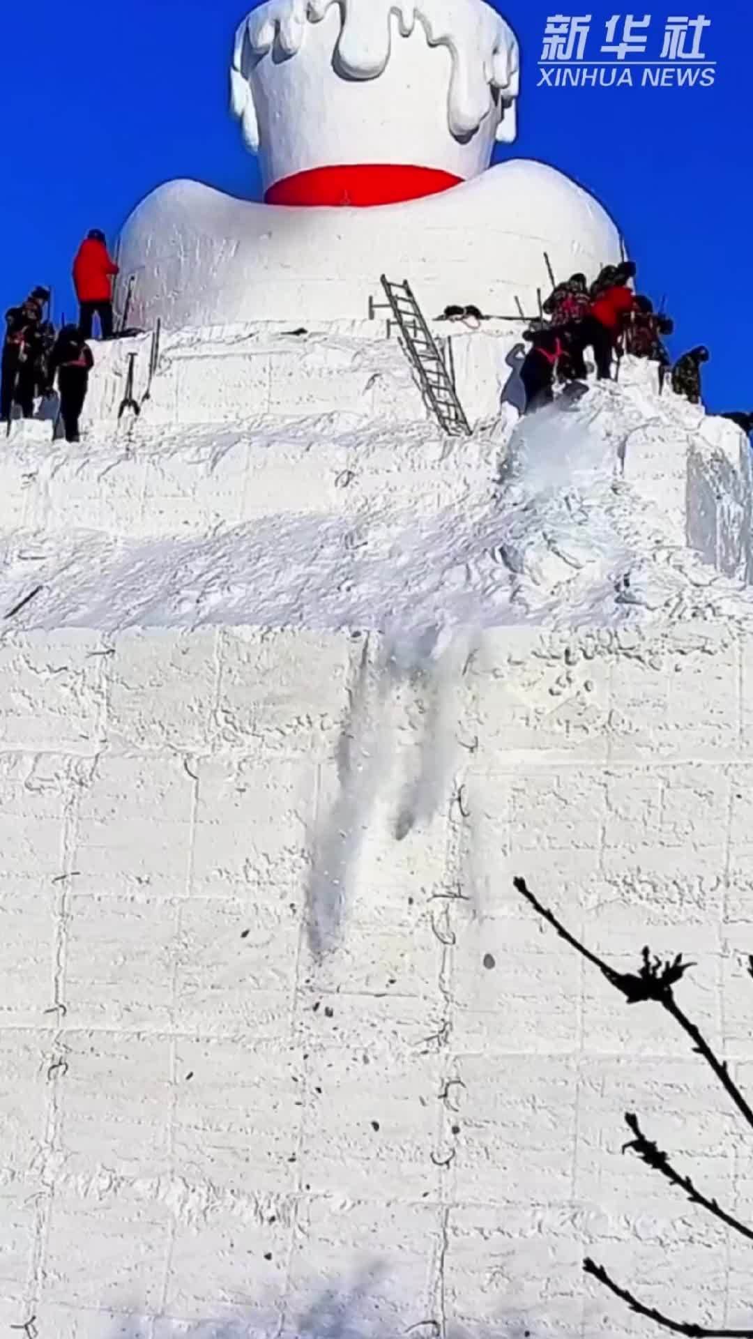 哈尔滨太阳岛雪博会“雪人先生”亮相