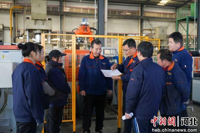 图为任丘市一技能实操基地,技工正在为学员讲解实操要求。 刘冲 摄