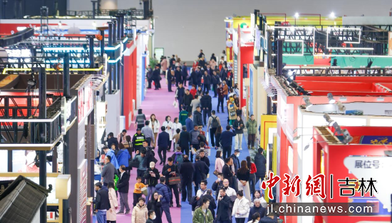 12月7日,2025长春国际医药健康产业博览会暨长白山人参产业高质量发展大会开幕。张瑶/摄