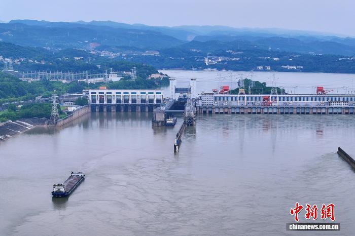 货船有序通过葛洲坝船闸(资料图)。周星亮 摄