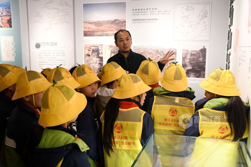 2025年12月9日,江西省抚州市南丰县妇联组织开展的“乐育桔娃·非遗润童心”公益研学活动走进白舍窑工坊,让学生们近距离感受千年古窑艺术带来的独特魅力。