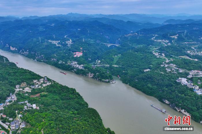 来往如梭的船舶行驶在长江宜昌段(资料图)。周星亮 摄