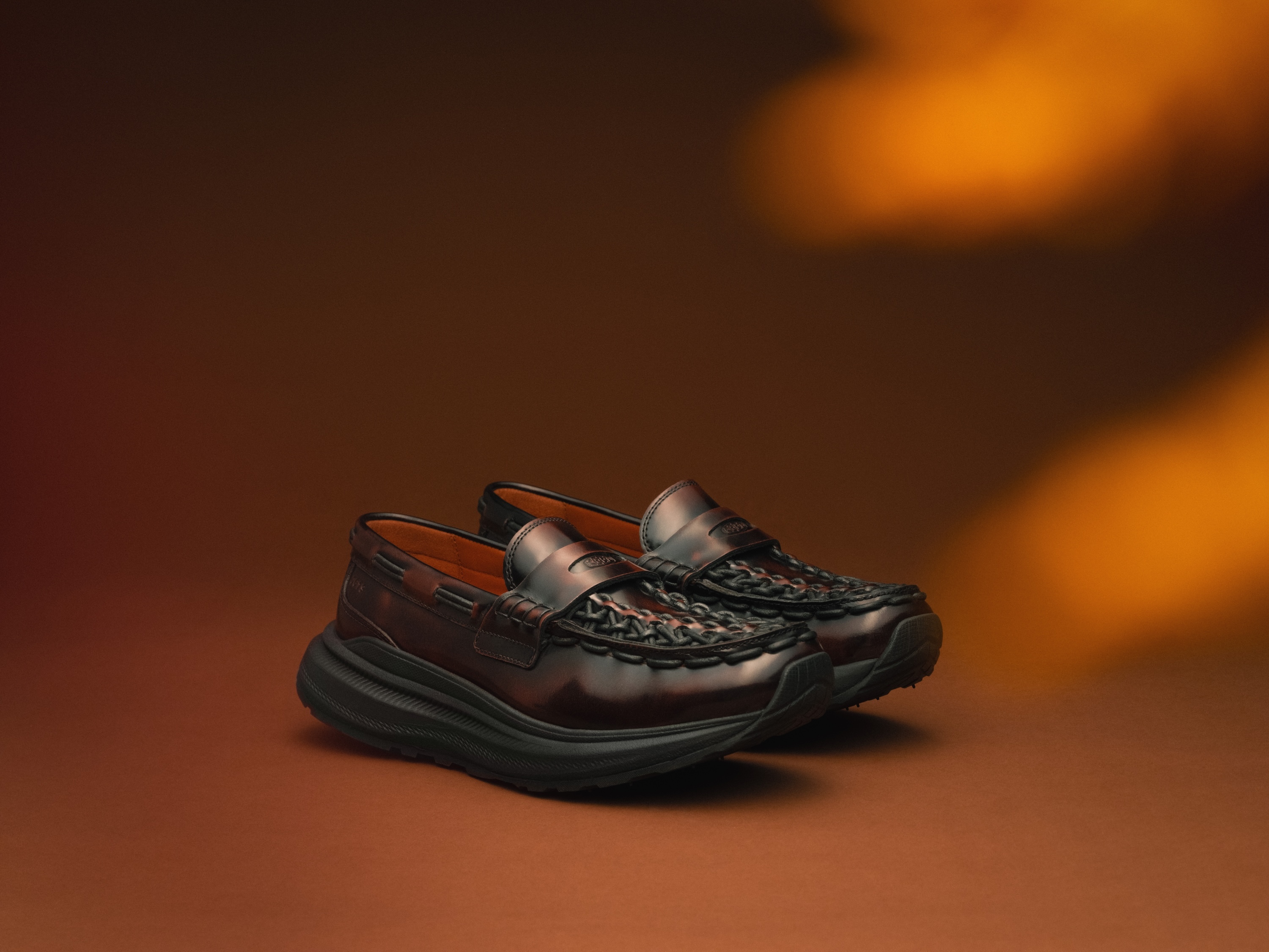 KEEN“户外正装”节日季特别限量款UNEEK Loafer WK全新 Cordovan 酒红色登场