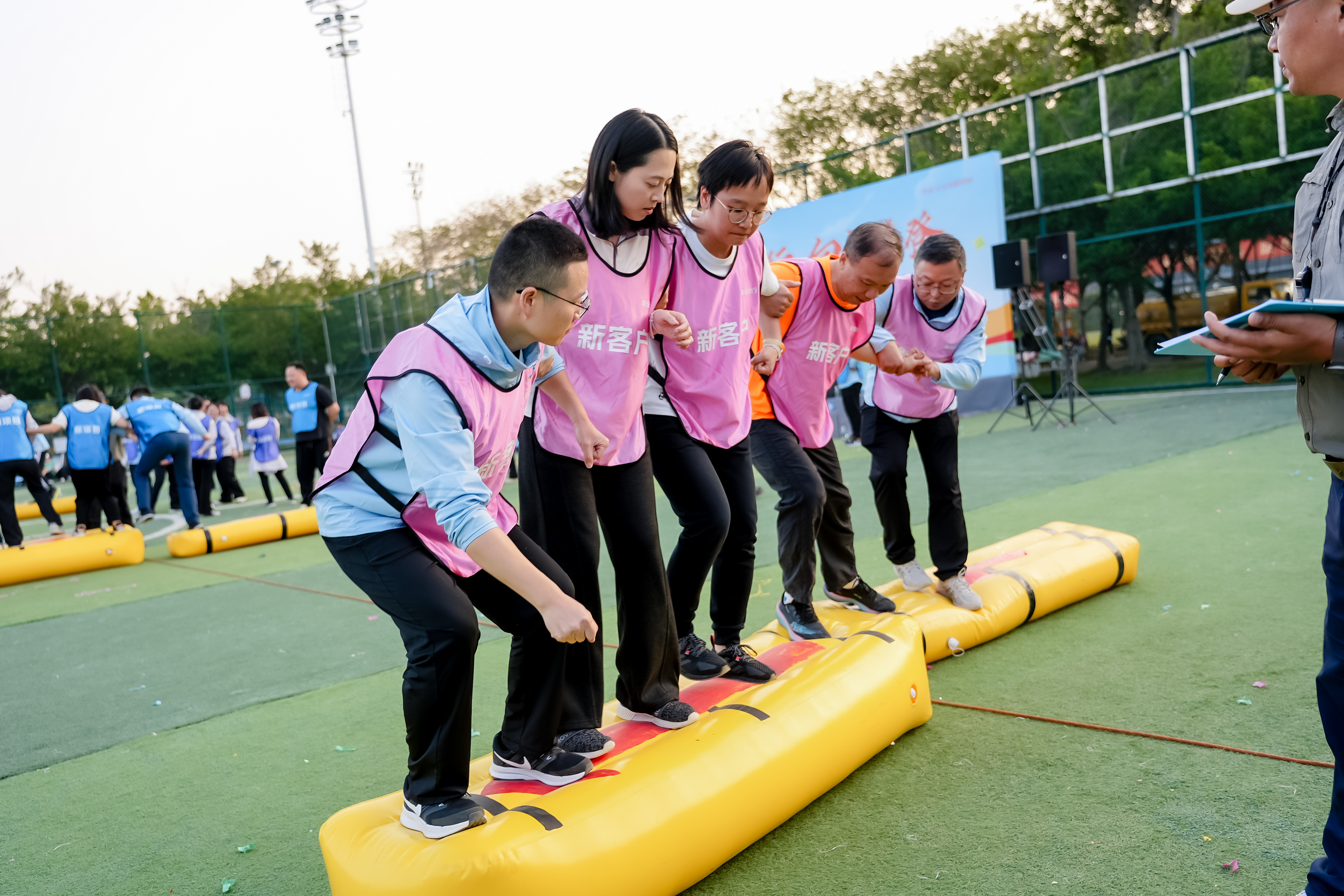 平安银行佛山分行举办“向新而行 向上攀登”2025年综合化经营专项培训暨“平安一家亲”团建拓展活动