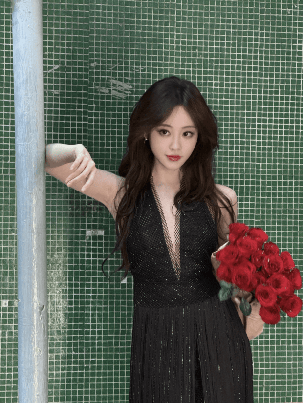 祝绪丹轻倚街头栏杆,随性明艳。