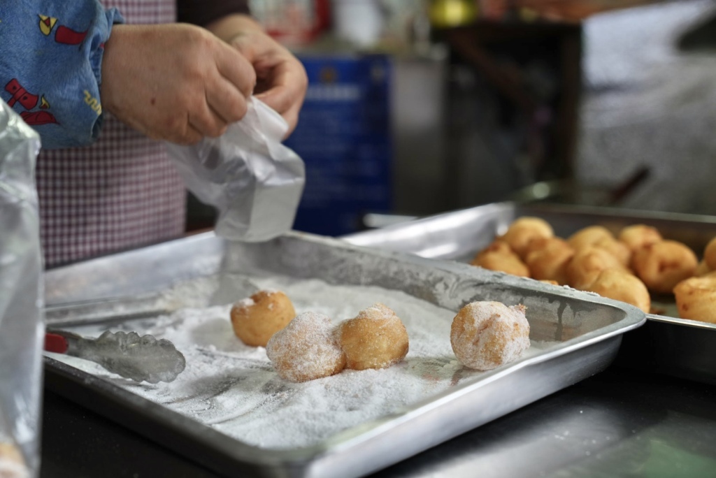 大士院街上的白糖糕、冰糖糕等南昌特色小吃，吸引游客前来品尝和打卡，图为白糖糕。 澎湃新闻记者 王洛伊 图