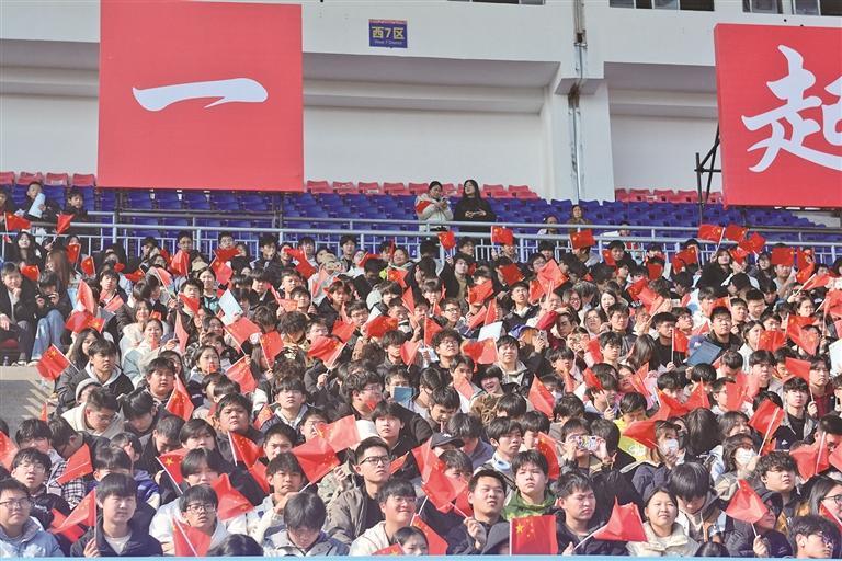 观众热情助阵。