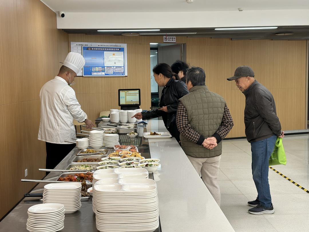 中午时段居民们来就餐 刘唯摄