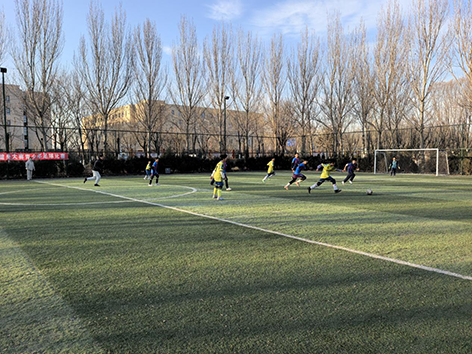 (图为长白学校4号队员进行突破射门 北戴河新区教育局供图)