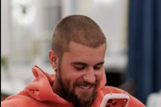 贾斯汀比伯吐槽iPhone按钮设计 竞争对手OpenAI负责人回复：欢迎加入