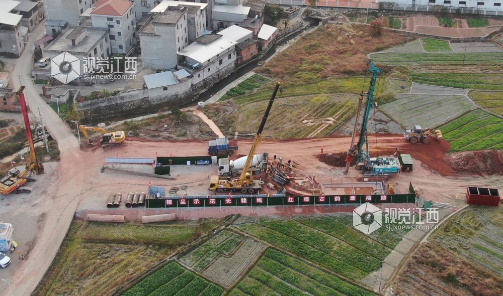 2025年12月8日，在江西省吉安市遂川县泉江镇的长赣高铁遂川段施工现场，机械轰鸣作响，一片繁忙。