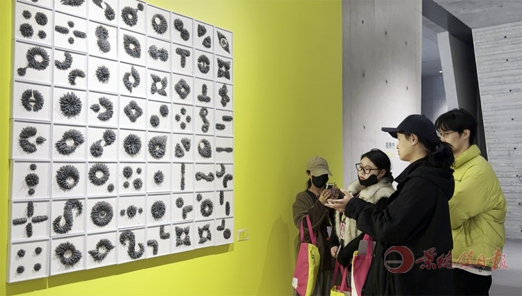 展览入围学生石仪超(黑衣者)介绍自己的作品《凝聚虚空》。