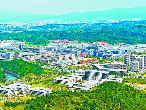 航拍龙南市工业园区一角。 刘新权摄