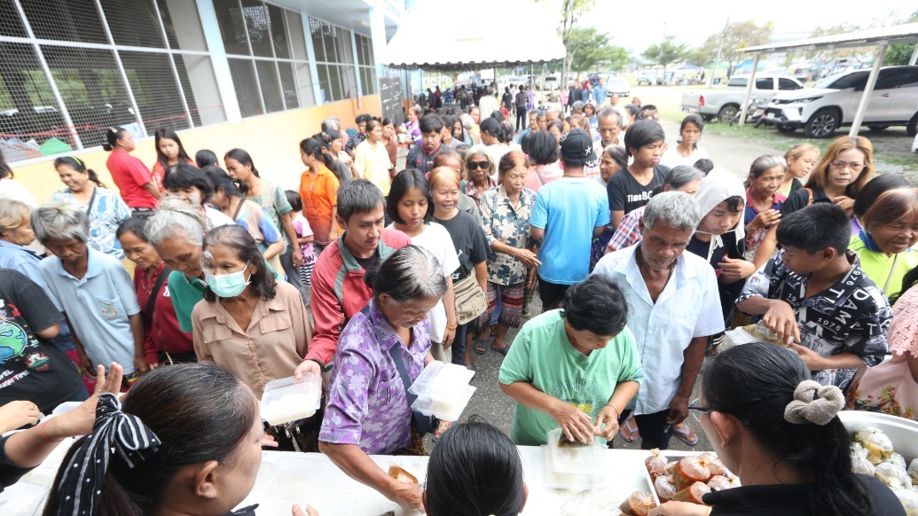 12月10日,民众在位于泰国沙缴府的一处避难所排队领取食物。新华社 图