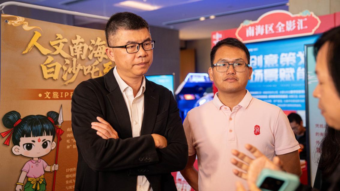 南海区大沥镇党委书记罗伟海与哪吒文创团队交流。