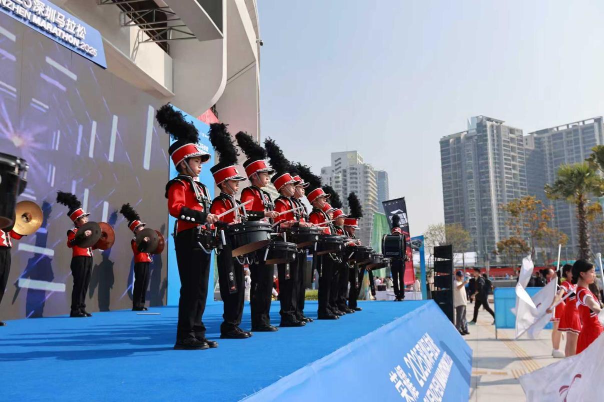 龙华少警在马博会现场带来行进打击乐《舞动胡节拍》