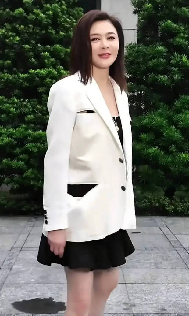 关之琳如今的颜值依旧在线。