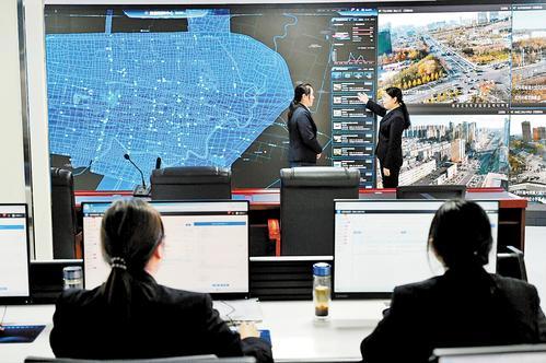 11月25日,衡水市城市管理监督指挥中心,工作人员正在分析城区单元网格内监测数据。本组图片由本报记者焦磊摄