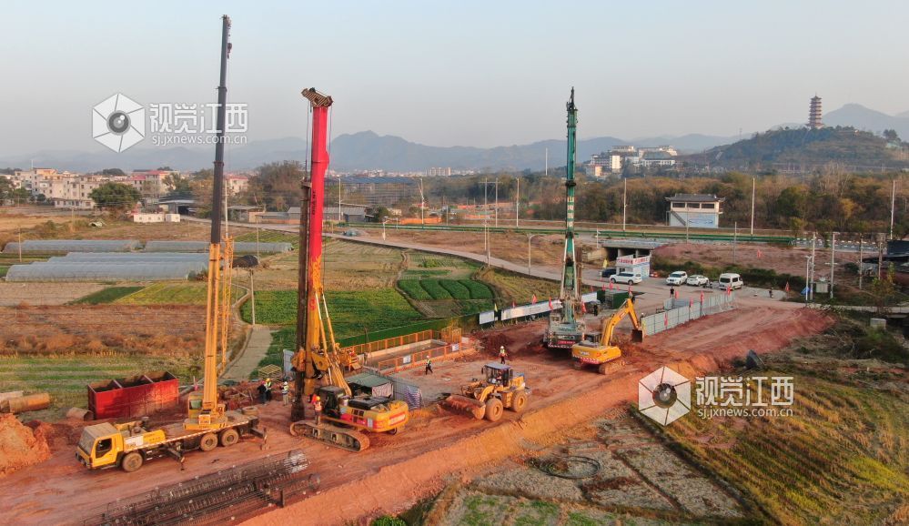 2025年12月8日，在江西省吉安市遂川县泉江镇的长赣高铁遂川段施工现场，机械轰鸣作响，一片繁忙。