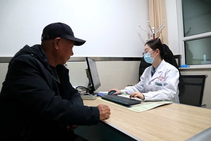 AI当守门员审药方 甘肃临泽群众家门口享“医”靠