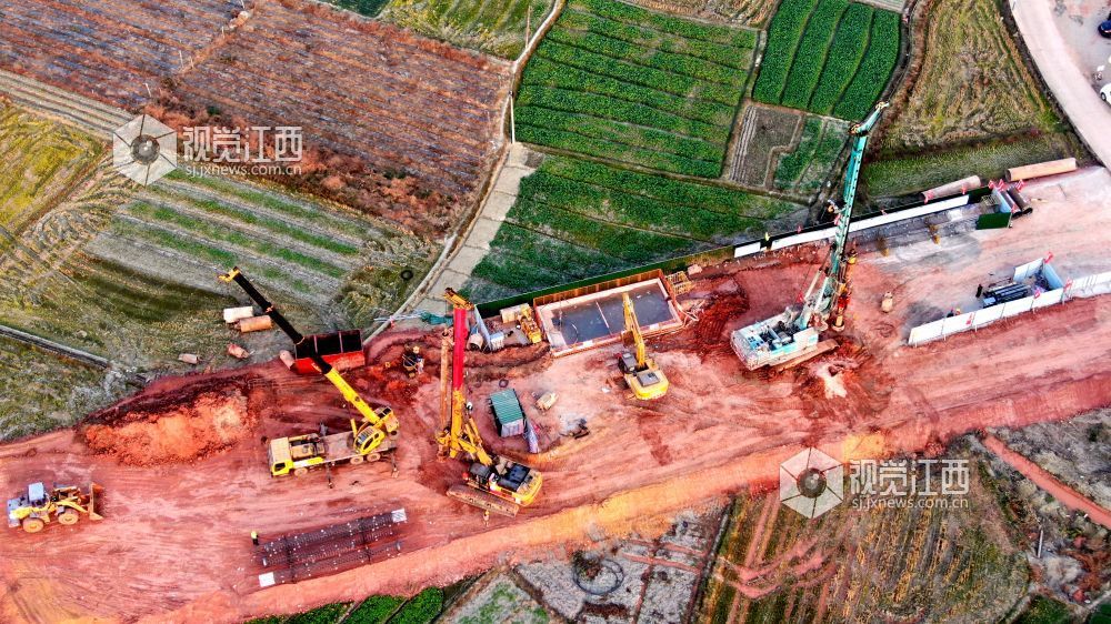 2025年12月8日，在江西省吉安市遂川县泉江镇的长赣高铁遂川段施工现场，机械轰鸣作响，一片繁忙。