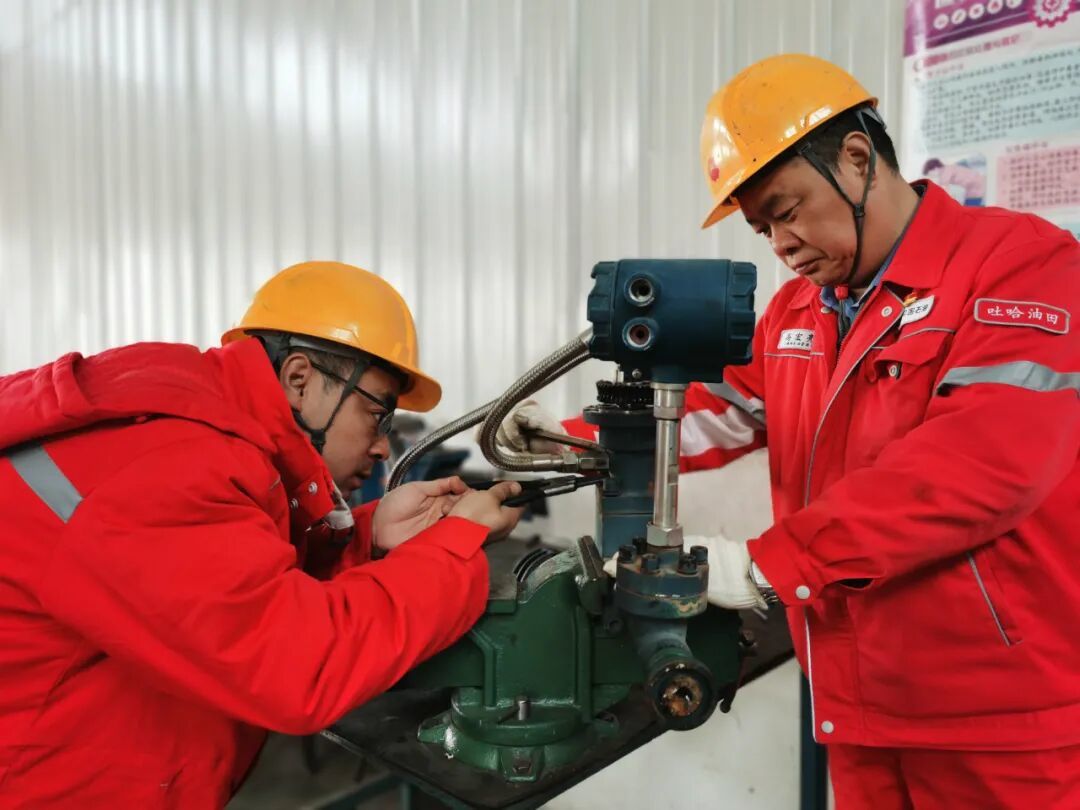 图为技术人员排除流量计设备故障（通讯员：赵玉龙/摄）