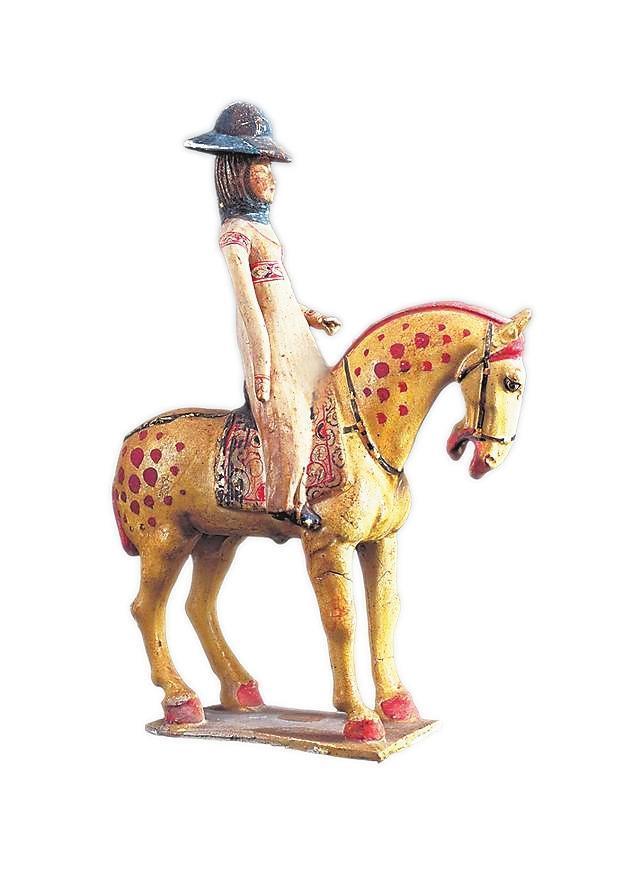 唐代彩绘帷帽女骑俑　陕西历史博物馆藏