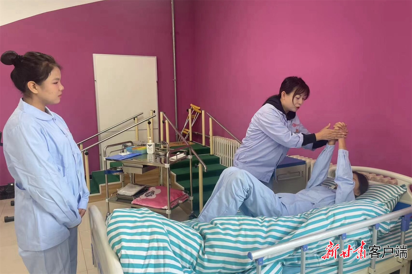 老师指导学生进行居家养老模拟训练