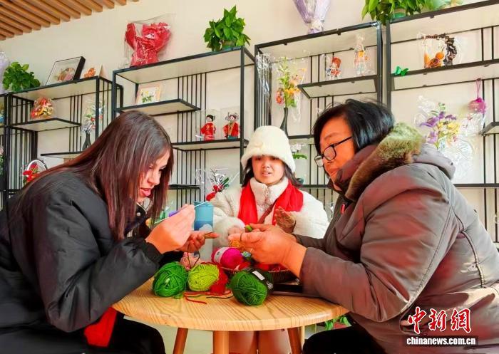 菏泽鲁西新区马岭岗镇穆李村的鲁西南古法钩织工坊内，村民在学习钩织技巧。菏泽鲁西新区办公室供图