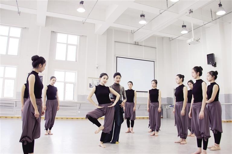 李婷婷指导规范学生的舞蹈动作