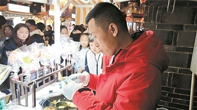 熊传发在“仙丹市集”出摊