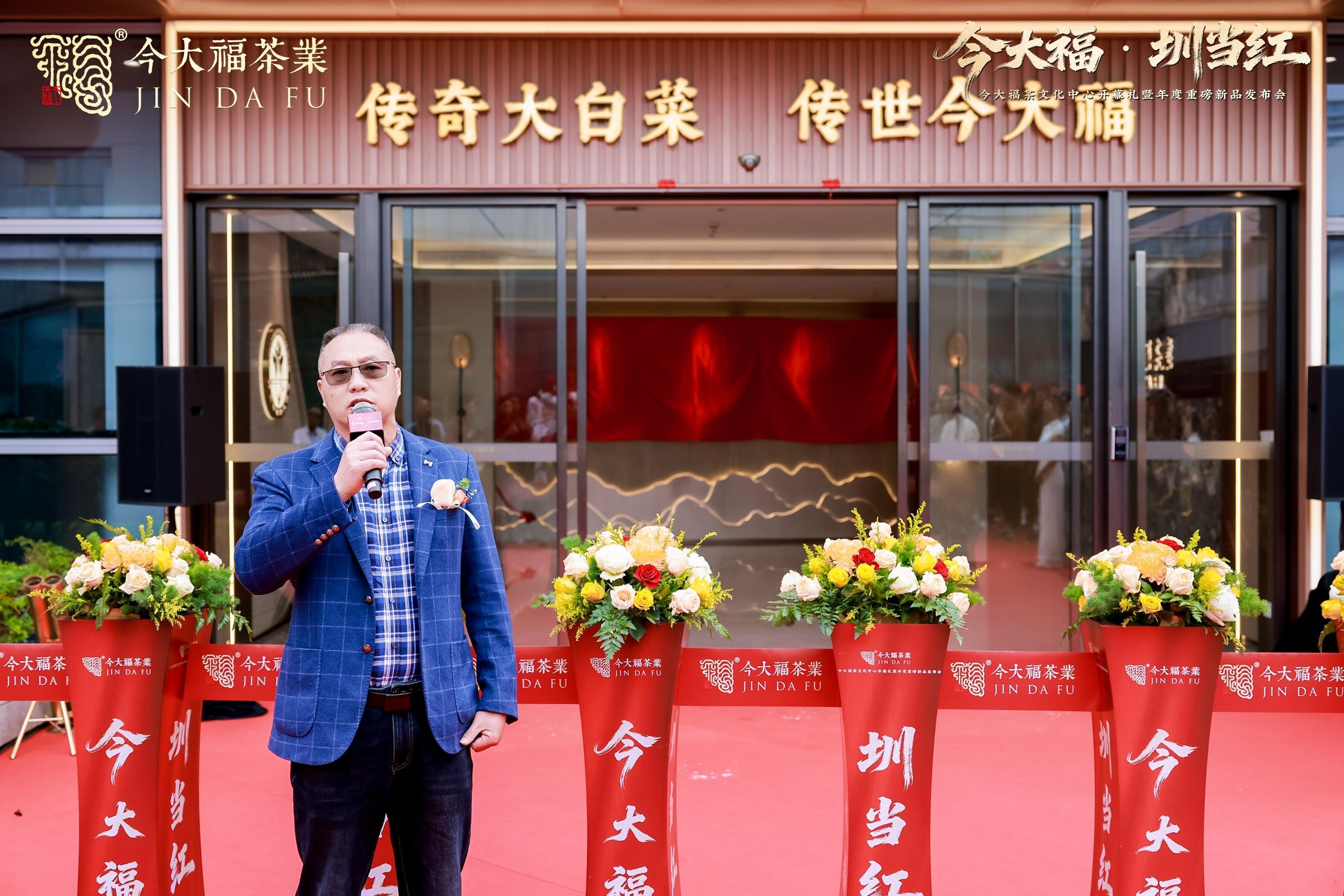 图：中国茶叶学会副理事长何青元