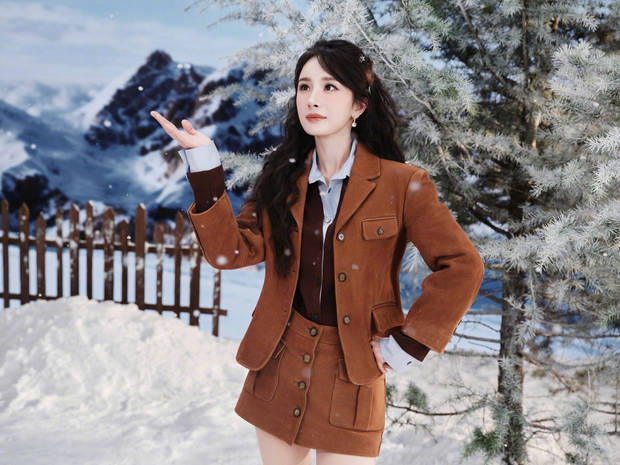 杨幂的皮肤白嫩光滑,保养有方。