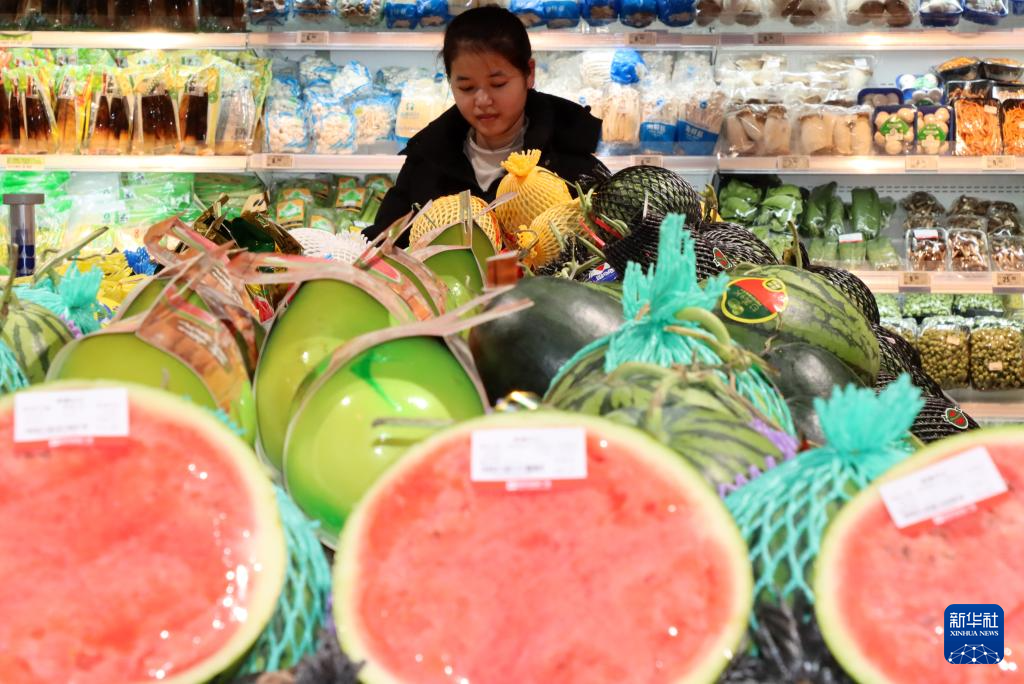 12月10日，消费者在山东省滨州市博兴县一家超市选购水果。新华社发（陈彬摄）