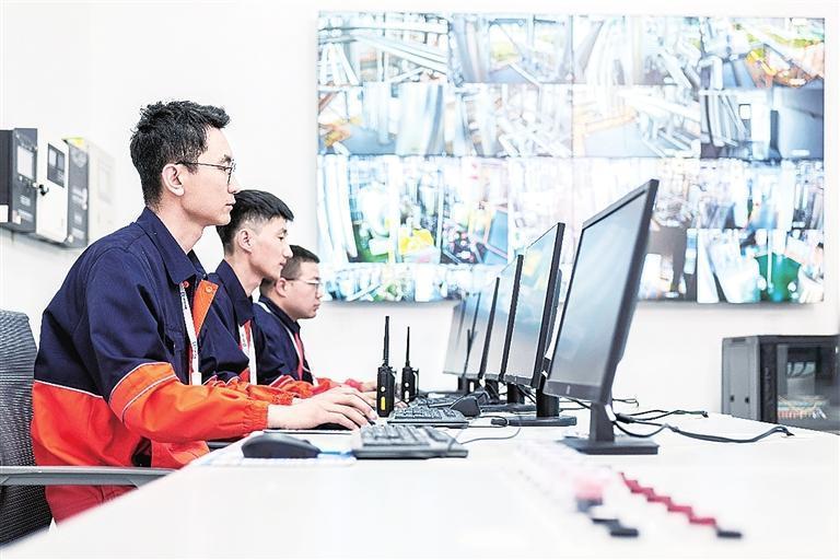 百林科工作人员对生产情况进行实时监控　兰州新区报记者　李佳丽　摄