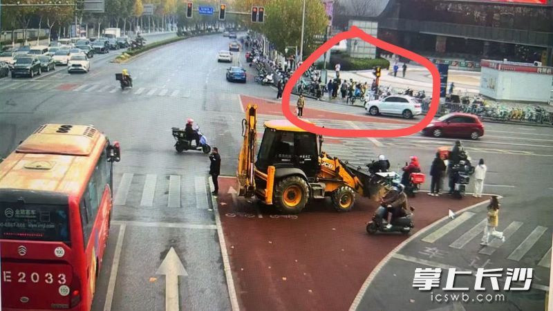 事发监控视频。湘江新区交警供图