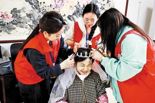 2024年10月，“爱心益摄”团队志愿者到社区开展志愿服务。 河北传媒学院青年志愿者工作部供图