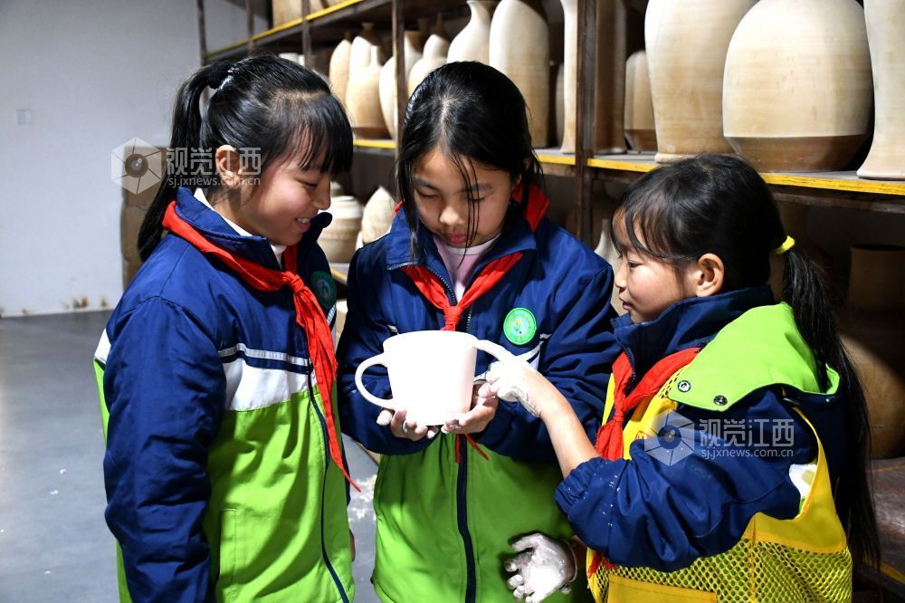 2025年12月9日,江西省抚州市南丰县妇联组织开展的“乐育桔娃·非遗润童心”公益研学活动走进白舍窑工坊,让学生们近距离感受千年古窑艺术带来的独特魅力。