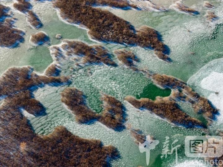 图为冰雪覆面的甘肃省武威市民勤县红崖山水库一隅　(无人机拍摄)中新社发　姜爱平　摄