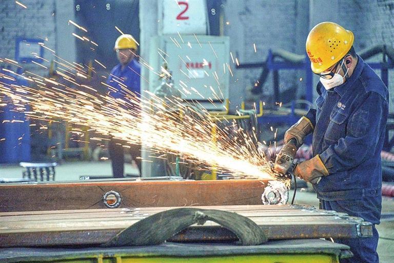 定西市正加速向“工业强市”转型,图为企业员工在加紧作业。崔翔龙